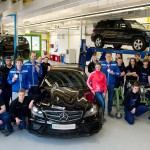 Olympiasieger besuchen Azubis im Mercedes-Benz Werk Bremen