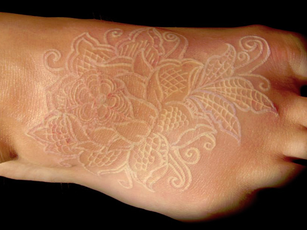 Body modification | Neuer Trend geht unter die Haut: Weiße Tattoos!